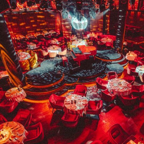 A view of the layout of Aretha from above, where you can see the central stage and disco ball surrounded by circular tables