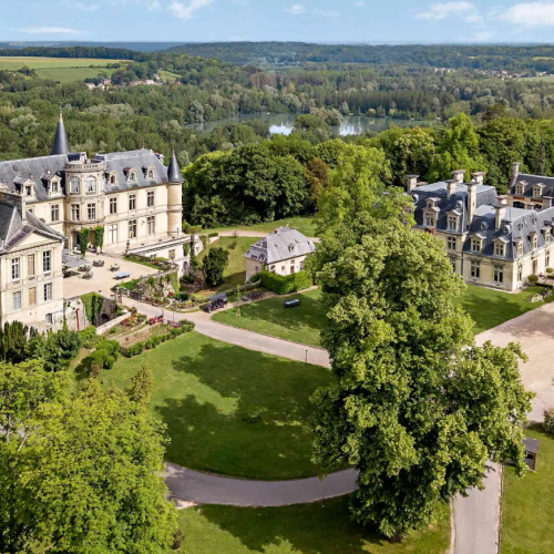 An aerial view of a Châteauform’ hotel, with large and open green spaces and grounds