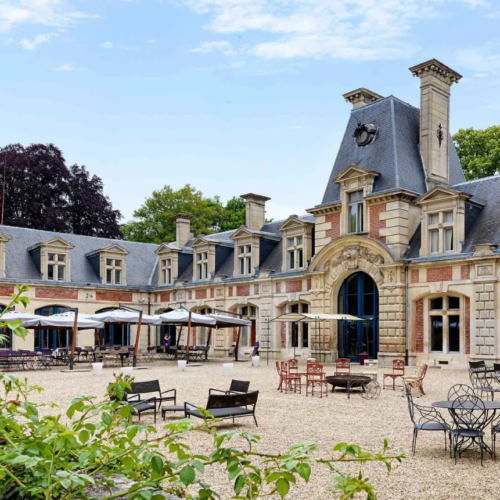 A courtyard space at Châteauform', where guests can enjoy breaks and the sun