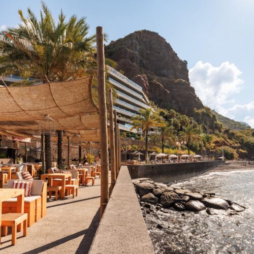 The restaurant area by the sea at Saccharum, where guests can enjoy views of the cliffs