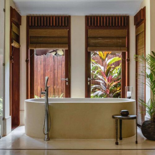 A stand alone bath in one of the rooms at ÀNI Sri Lanka