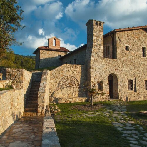 The outside of the main building of Eremito, a beautiful wellness retreat in the Tuscan hills in Italy